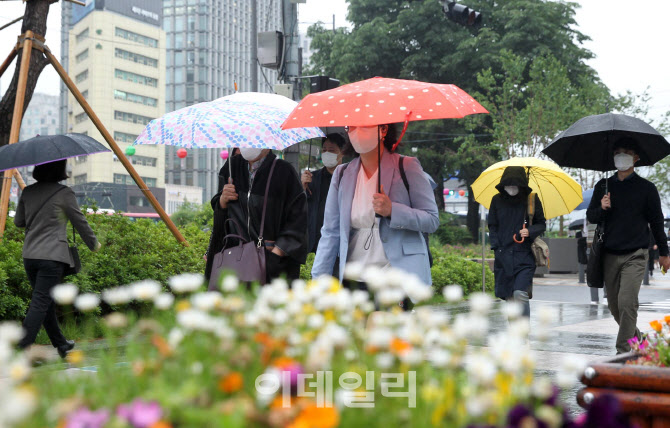 [포토] 빗 속 꽃길 걸어요~