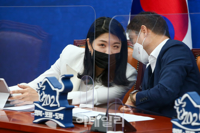 [포토]이야기 나누는 한병도-신현영