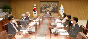 한은, 기준금리 0.5% 동결.."경기 회복에도 코로나 불확실성 여전"(상보)