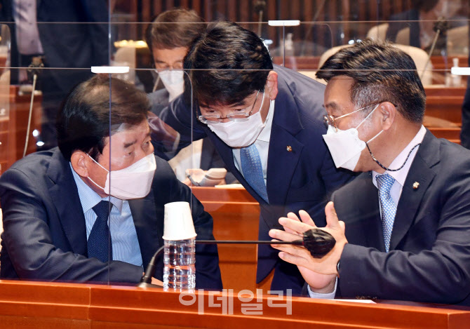 [포토]이야기 나누는 윤호중-박완주-김진표