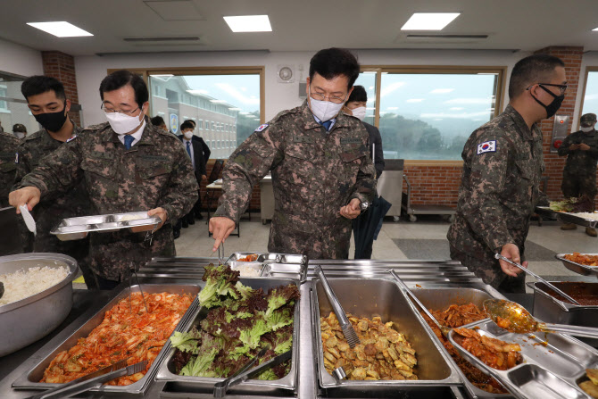 부실급식·조리병 혹사 논란…軍, 민간조리원 40% 증원 추진