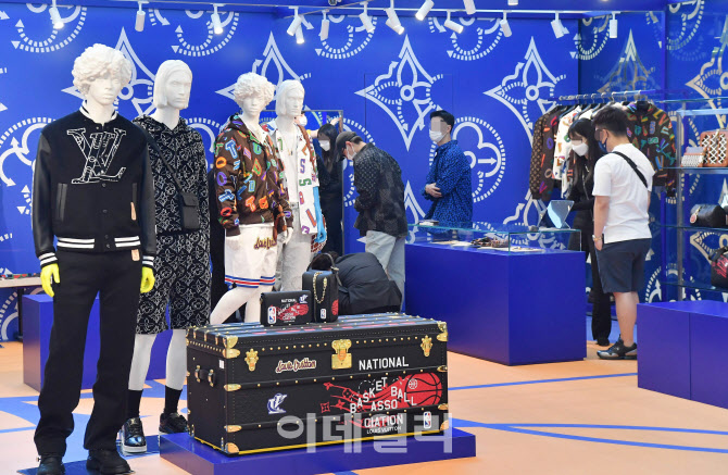 [포토]신세계 타임스퀘어, 루이 비통 X NBA 국내 첫 공개