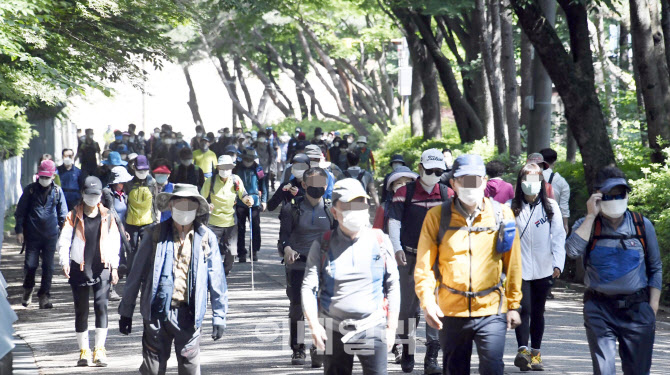 [포토]휴일 맞아 등산하는 시민들