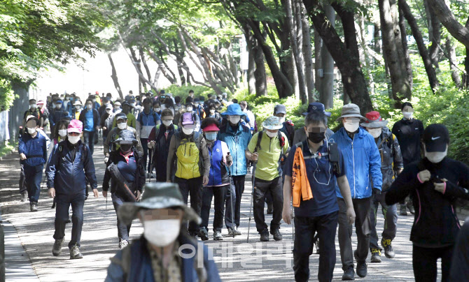[포토]휴일 맞아 관악산 찾은 시민들