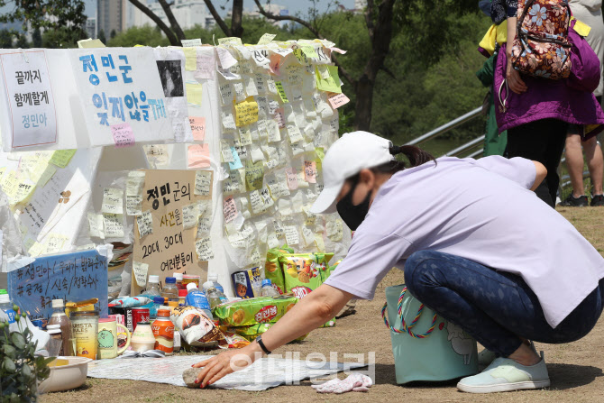 [포토]故 손정민을 위해…시민들의 추모