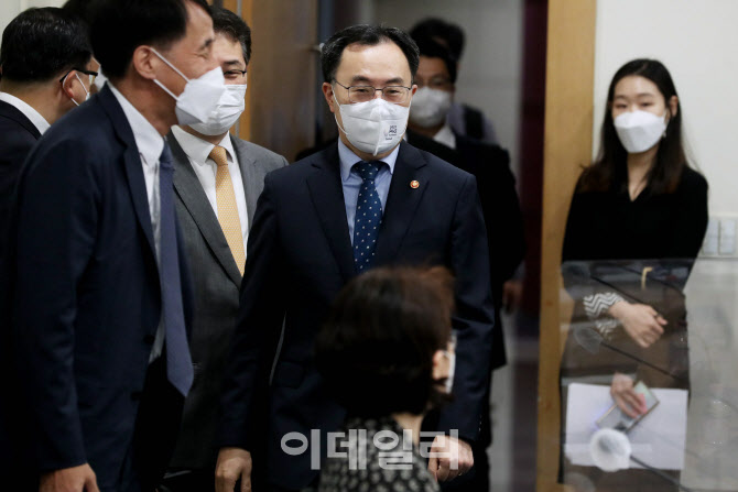 [포토]규제특례 심의위 참석하는 문승욱 장관