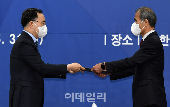 [포토]문승욱 장관, 이장식 위원에게 임명장 전달