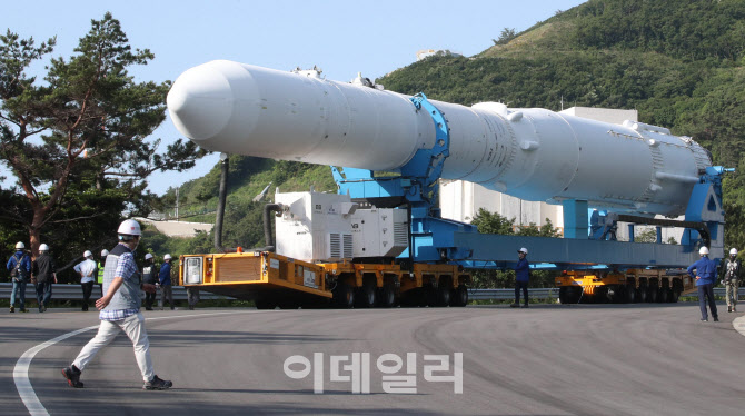 [포토]'한국형발사체' 누리호, 발사대로 이송
