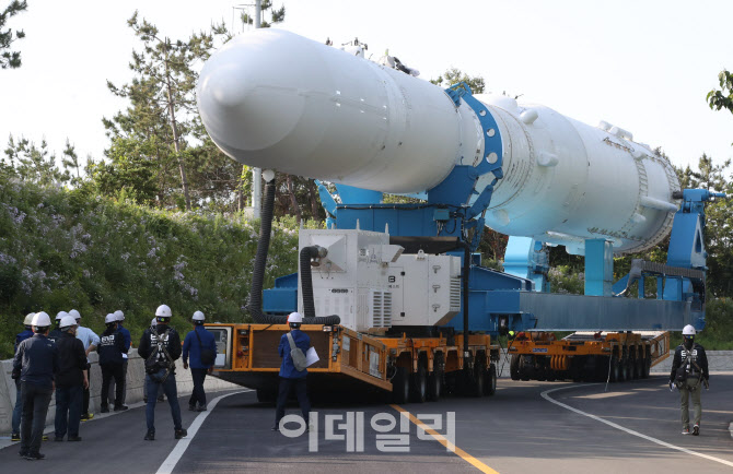 [포토]'누리호' 발사대로 옮기는 관계자들