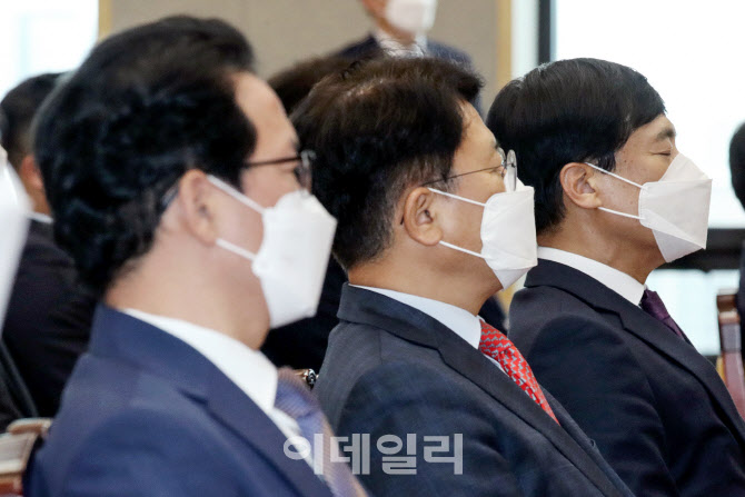 [포토]김오수 총장 취임사 경청하는 이성윤 중앙지검장