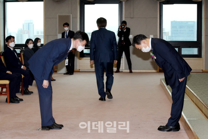 [포토]조상철 서울고검장과 인사 나누는 김오수 총장