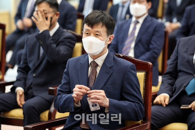 [포토]김오수 신임 검찰총장 취임식 참석한 조상철 서울고검장