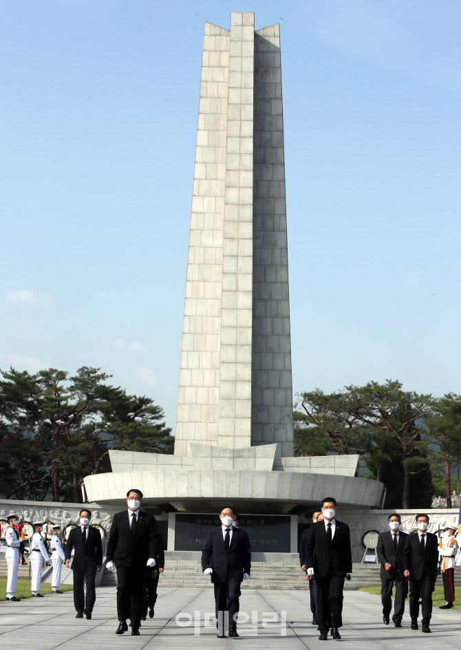 [포토]현충탑 앞에서 '국민 중심 검찰' 다짐한 김오수 검찰총장