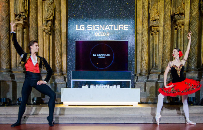 '러 푸시킨미술관'에 선 LG 롤러블TV…시그니처 올레드R VVIP 마케팅