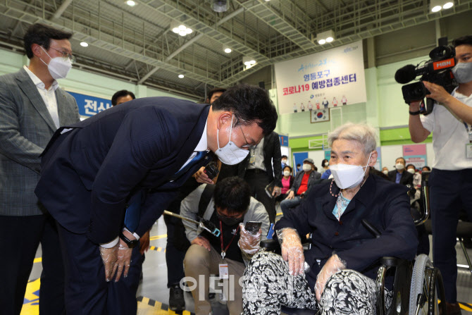 [포토]송영길, '코로나19 백신 접종 마친 어르신에게 인사'