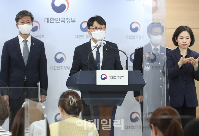 [포토] 브리핑하는 도규상 금융위 부위원장