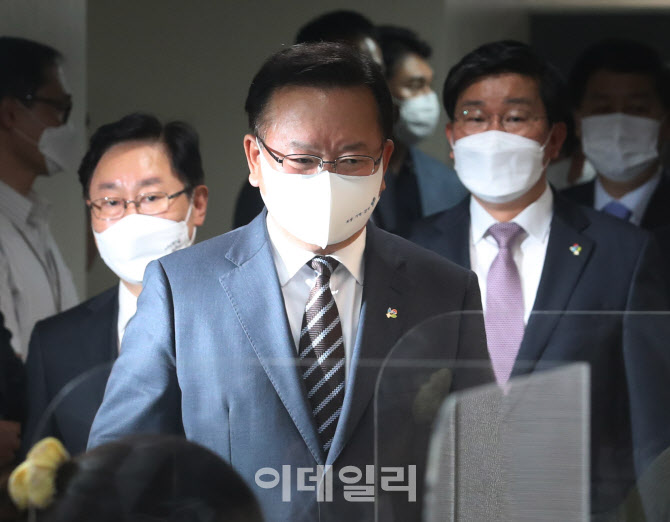 [포토] 합동브리핑 참석하는 김부겸 총리