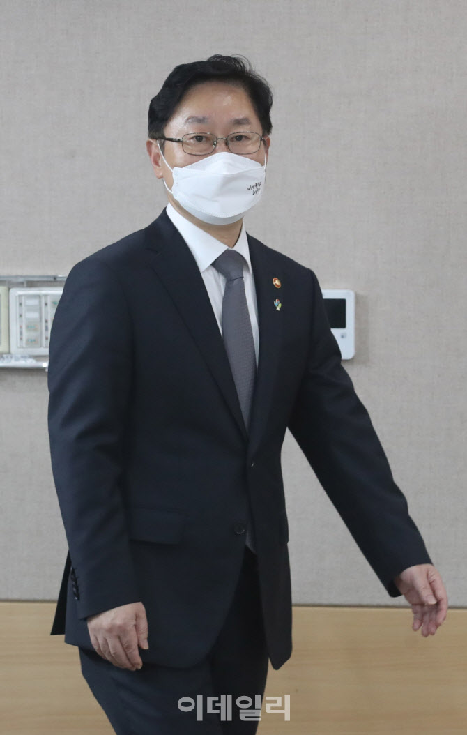 [포토] 합동브리핑 참석하는 박범계 장관