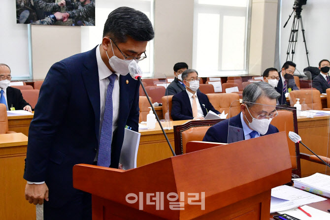 서욱, 성추행 피해 女부사관 유가족 면담…"나도 딸키우는 아빠"