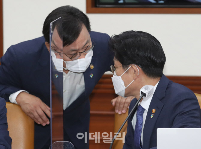 [포토] 노형욱 장관과 대화하는 오영식 비서실장