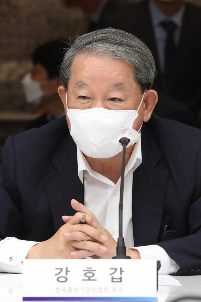 [포토]발언하는 강호갑 중견기업연합회 회장