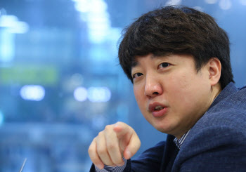 이준석 "이게 경험과 경륜인가?"...'비방 문자' 의혹 제기