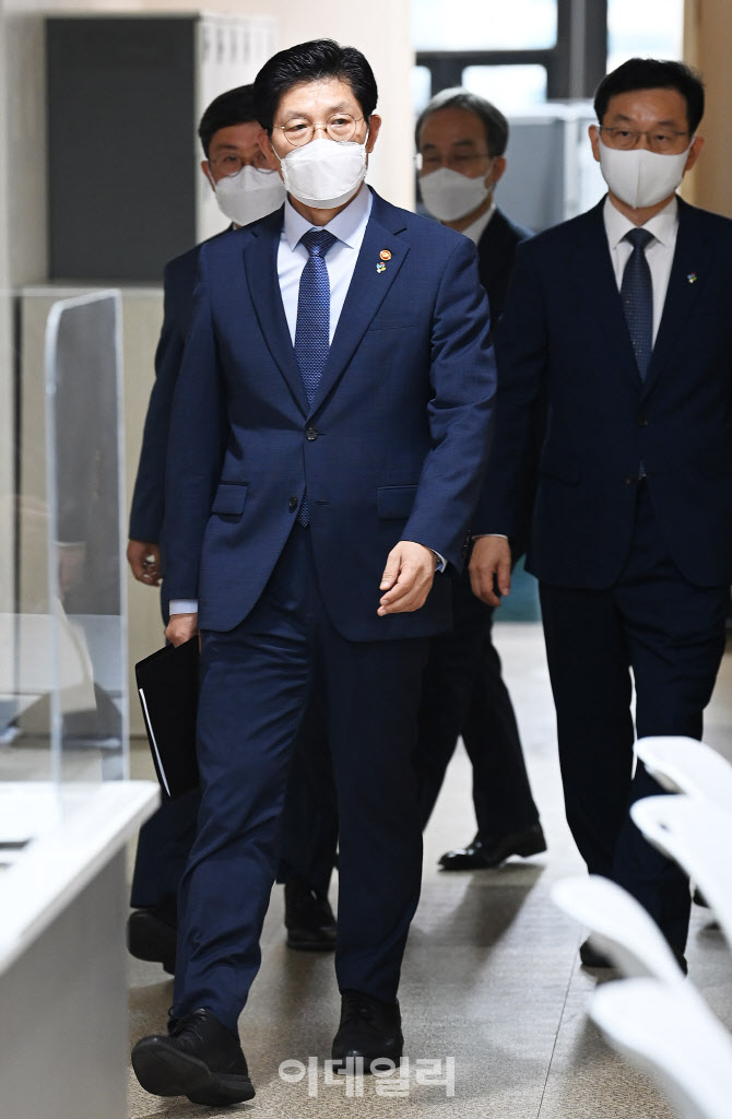 [포토]브리핑실 입장하는 노형욱 장관