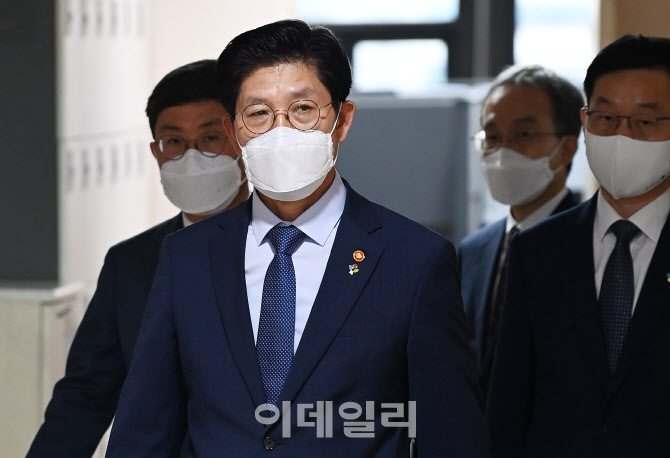 [포토]브리핑실 입장하는 노형욱 국토부 장관