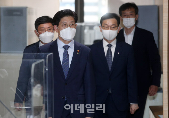 [포토]LH혁신방안 발표하기 위해 브리핑실 입장하는 노형욱 국토부 장관