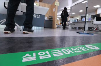 구직급여 넉 달째 1조원 지출…고용 빙하기 하반기에나 풀린다