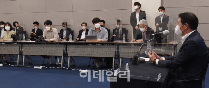 [포토]취재진 만난 최태원 대한상의 회장