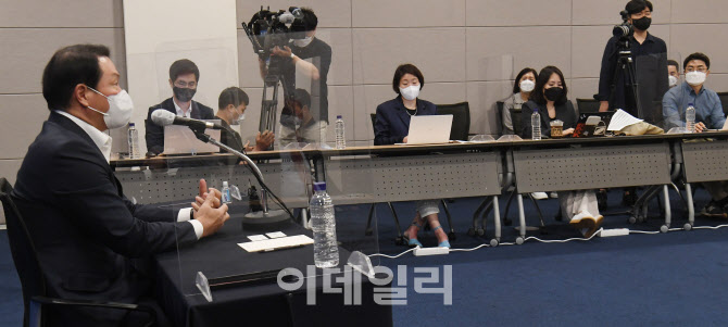 [포토]취재진 만난 최태원 대한상공회의소 회장