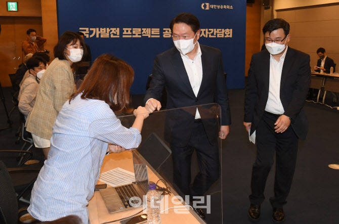 [포토]취재진과 악수하는 최태원 회장