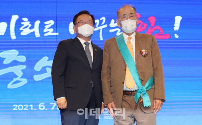 [포토]김부겸 총리, 금탑산업훈장 수여 후 기념촬영