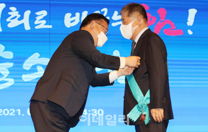 [포토]김부겸 총리, 박준흠 한황산업 대표에게 금탑산업훈장 수여
