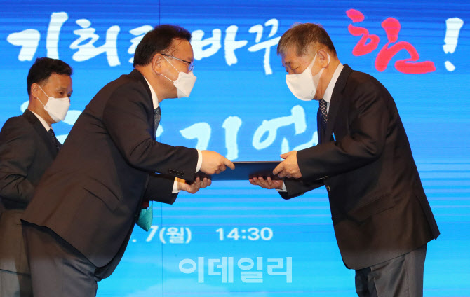 [포토]김부겸 총리, 박준흠 대표에게 금탑산업훈장 수여