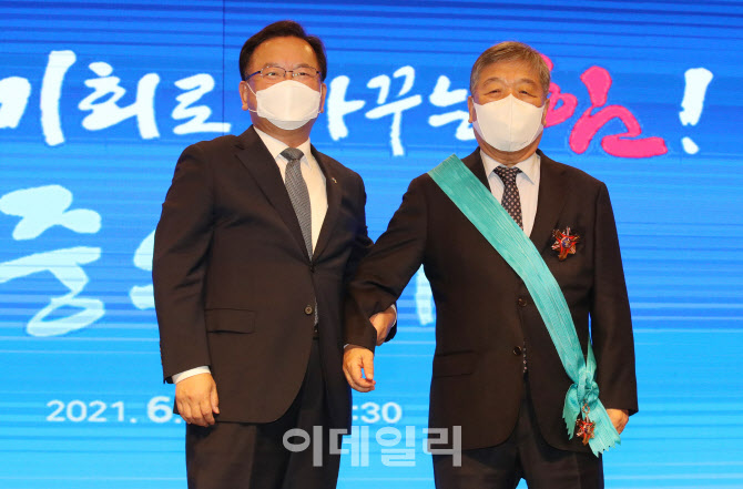 [포토]김부겸 총리, '금탑산업훈장' 박준흠 대표와 기념촬영