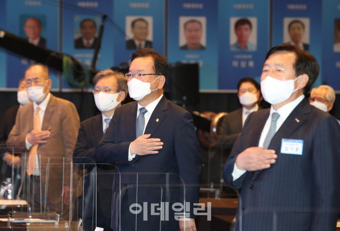[포토]김부겸 총리-김기문 중기중앙회 회장 국민의례