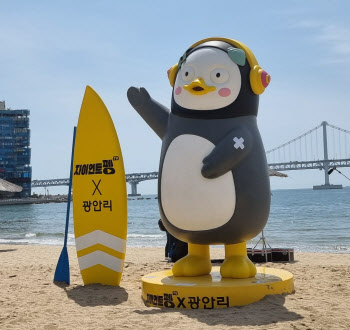 정부 "여름휴가, 7말·8초 피해달라"…공무원 휴가, 2주 앞당겨