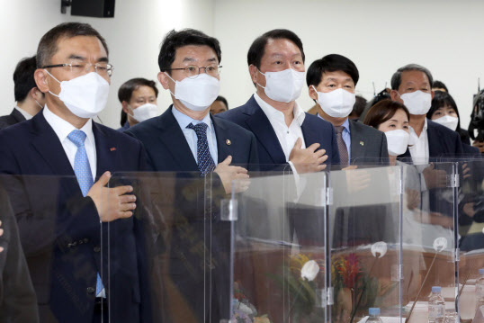 안경덕 고용장관-최태원 대한상의 회장, 경사노위 첫 회동…사회적 대타협 속도