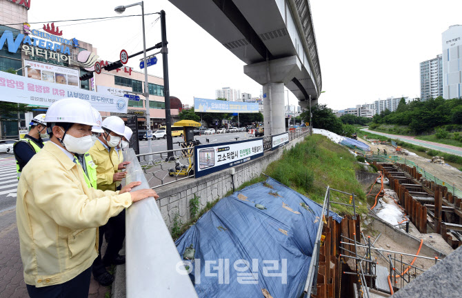 [포토]여름철 우기 대비 지하철 공사현장 안전점검 나선 안병용 의정부시장