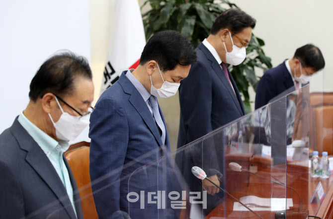 [포토]군 성범죄 진상규명 특위, '묵념하는 국민의힘'