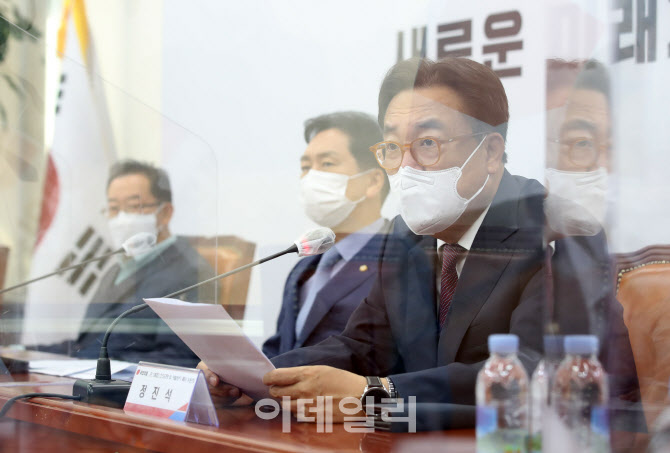 [포토]군 성범죄 진상규명 특위, '모두발언하는 정진석 위원장'