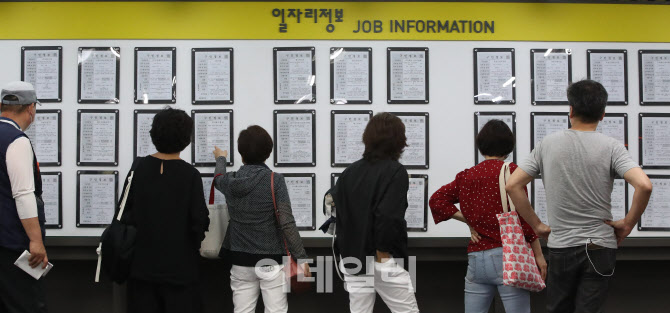 [포토]3개월 연속 취업자수 증가 "일자리 80% 이상 회복"