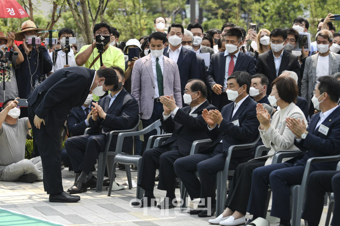 [포토]인사하는 윤석열 전 검찰총장