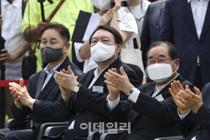 [포토]박수치는 윤석열 전 검찰총장