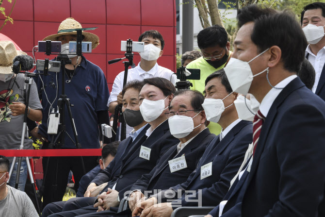 [포토]환영사 경청하는 윤석열 전 총장