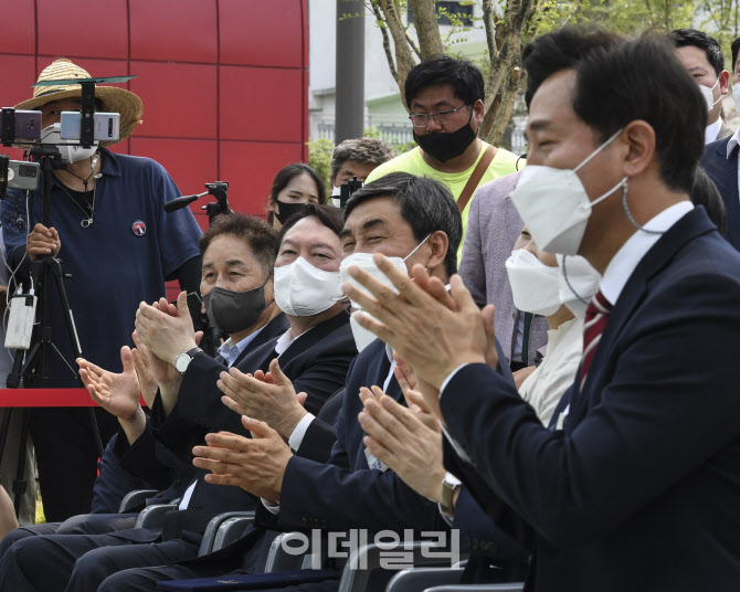 [포토]환영사 듣고 박수치는 윤석열 전 총장