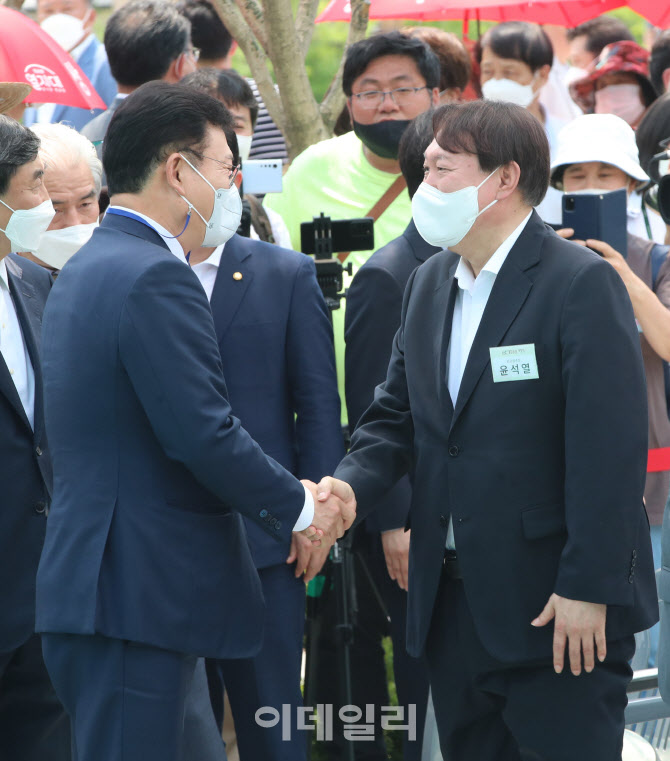 [포토]인사 나누는 윤석열 전 총장-송영길 민주당 대표