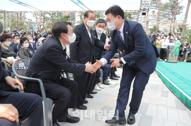 [포토]인사 나누는 윤석열 전 총장-송영길 대표